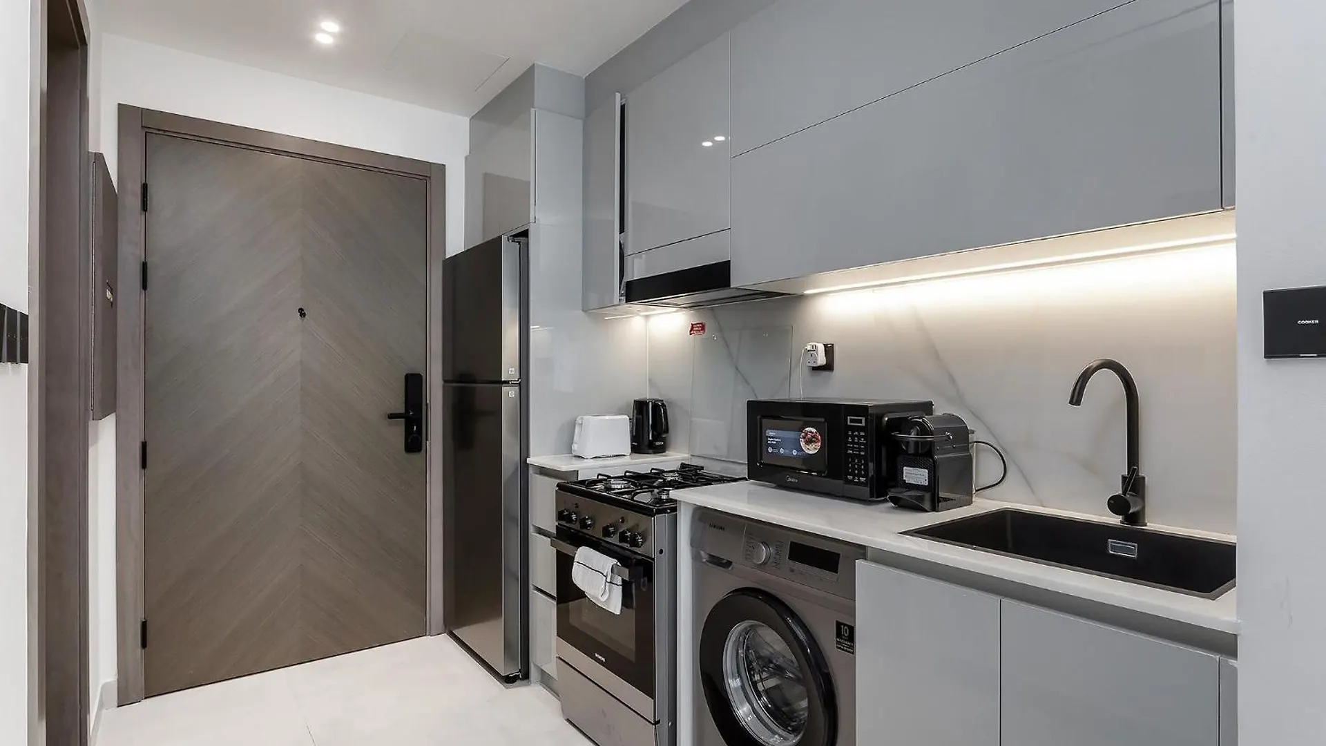 Sophisticated Binghatti Canal Dubaj