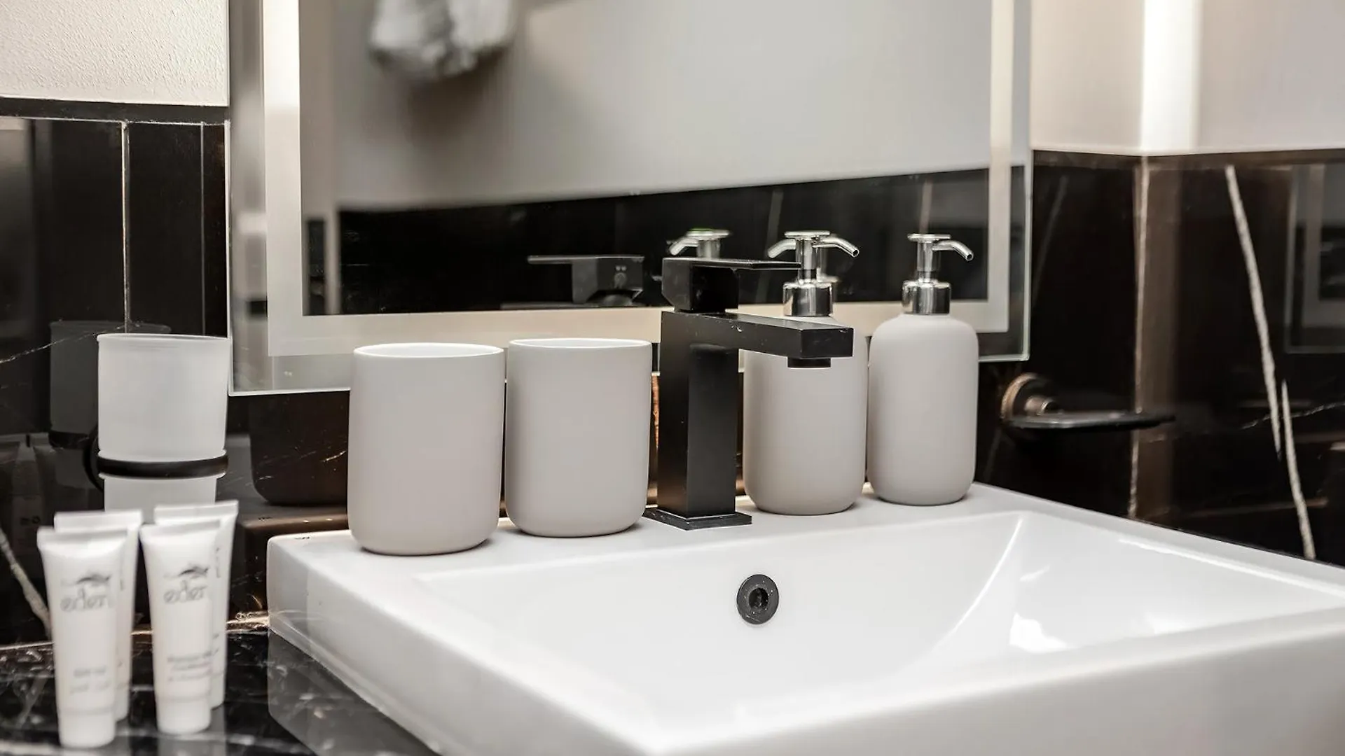 Sophisticated Binghatti Canal Dubaj Apartmán