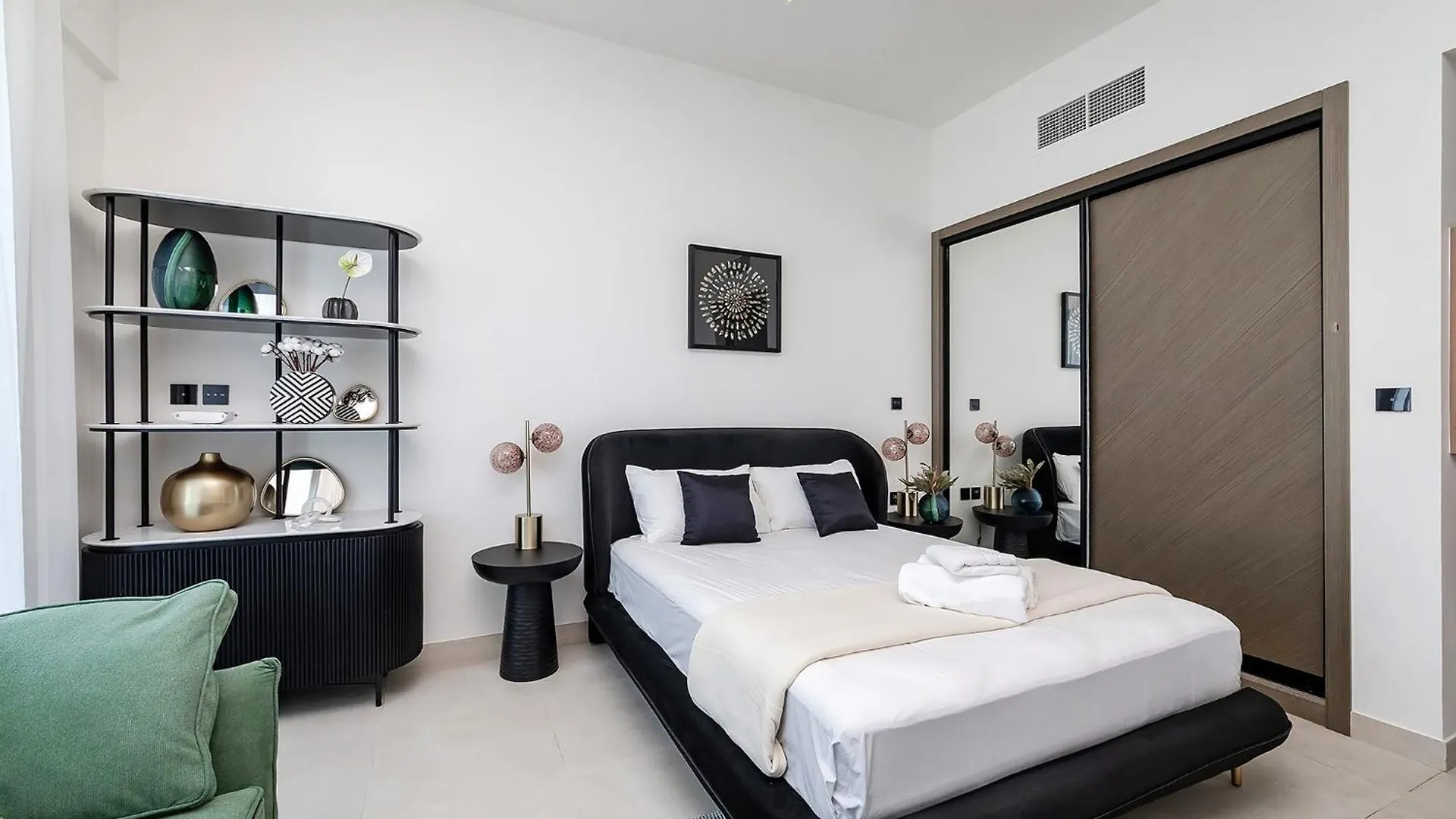 Sophisticated Binghatti Canal Dubaj 0*,